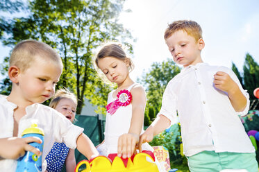 Kinder feiern Geburtstagsparty im Garten - HAPF000750