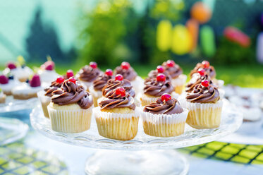 Tassenkuchen auf Kuchenständer bei Kindergeburtstagsparty - HAPF000752