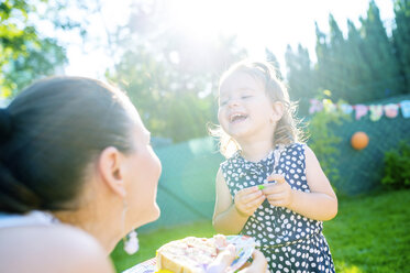 Mutter und ihre kleine Tochter haben Spaß im Garten - HAPF000775