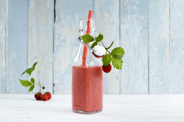 Raspberry smoothie in swing top bottle - ASF005969