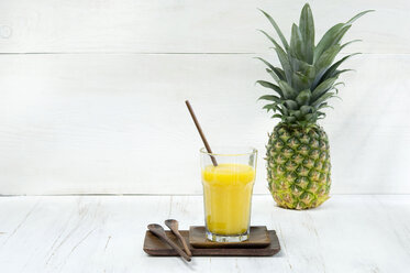 Ananas apple smoothie in glass - ASF005970