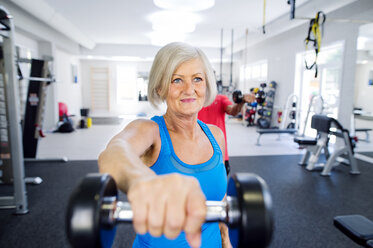 Reife Frau trainiert im Fitnessstudio - HAPF000778