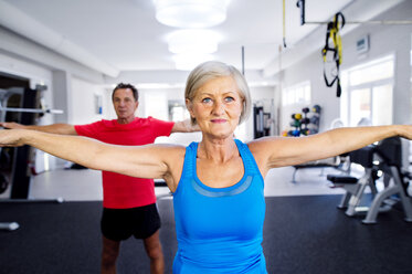 Ältere Frau und älterer Mann machen Gymnastik im Fitnessstudio - HAPF000785