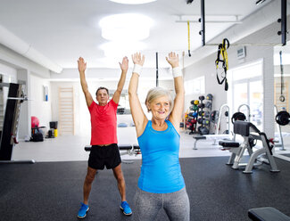 Ältere Frau und älterer Mann machen Gymnastik im Fitnessstudio - HAPF000788