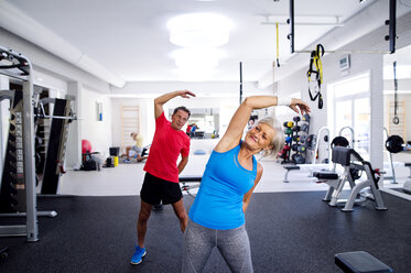 Ältere Frau und älterer Mann machen Gymnastik im Fitnessstudio - HAPF000789