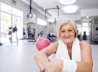 Porträt einer lächelnden reifen Frau im Fitnessstudio - HAPF000797