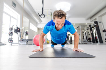 Älterer Mann macht Liegestütze im Fitnessstudio - HAPF000800