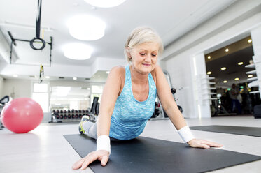 Ältere Frau macht Gymnastik im Fitnessstudio - HAPF000803