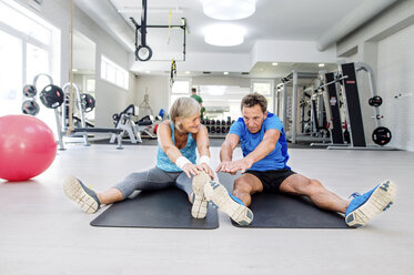 Älterer Mann und reife Frau trainieren im Fitnessstudio - HAPF000806