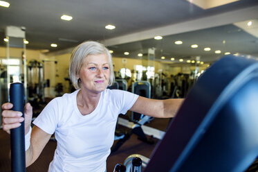 Ältere Frau trainiert auf dem Stepper im Fitnessstudio - HAPF000825