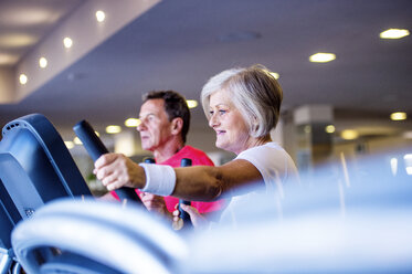Älterer Mann und reife Frau auf Schritt Maschine im Fitnessstudio - HAPF000827