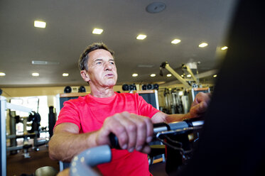 Älterer Mann trainiert im Fitnessstudio - HAPF000834