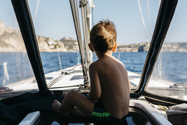 Rückenansicht eines kleinen Jungen, der auf einem Segelboot sitzt - JRFF000832