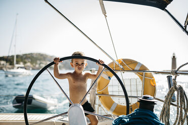 Kleiner Junge am Ruder eines Segelboots - JRFF000833