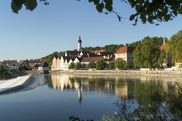 Deutschland, Bayern, Oberbayern, historisches Zentrum von Landsberg am Lech, das sich im Fluss Lech spiegelt - PCF000256