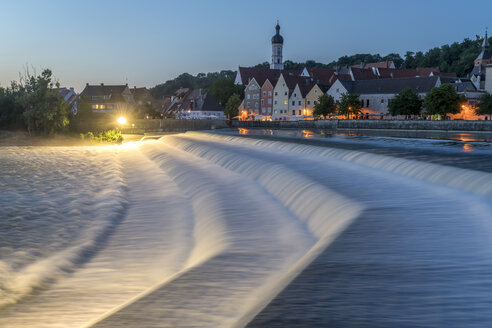 Deutschland, Bayern, Oberbayern, Lechwehr und die Altstadt von Landsberg am Lech bei Nacht - PCF000257