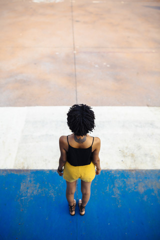 Rückenansicht einer Frau, die in einem Skatepark steht, lizenzfreies Stockfoto