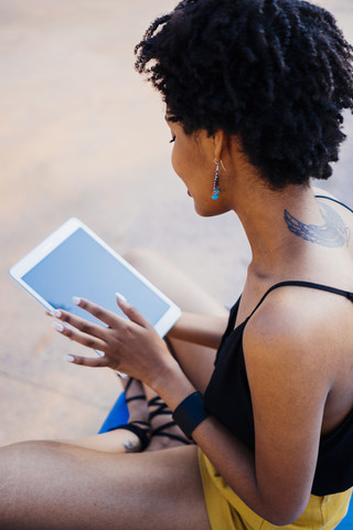 Junge Frau mit Tablet, lizenzfreies Stockfoto