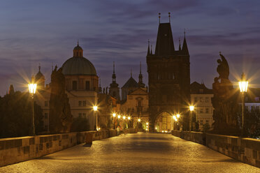 Tschechische Republik, Prag, Altstadt, Karlsbrücke, St. Franziskus-Kirche und Altstädter Brückenturm am Abend - GFF000713