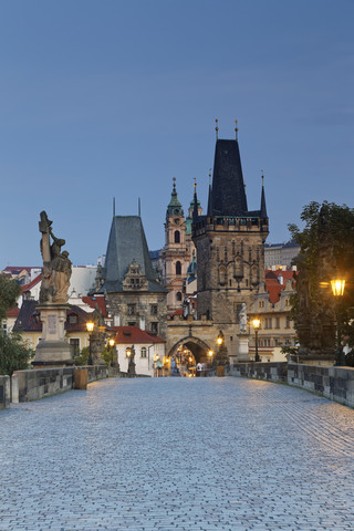 Tschechische Republik, Prag, Altstadt, Karlsbrücke und Altstädter Brückenturm am Abend, lizenzfreies Stockfoto