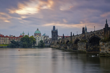Tschechische Republik, Prag, Altstadt, Karlsbrücke, St. Franziskus-Kirche und Altstädter Brückenturm am Abend - GFF000715
