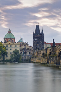 Tschechische Republik, Prag, Altstadt, Karlsbrücke, St. Franziskus-Kirche und Altstädter Brückenturm am Abend - GFF000716