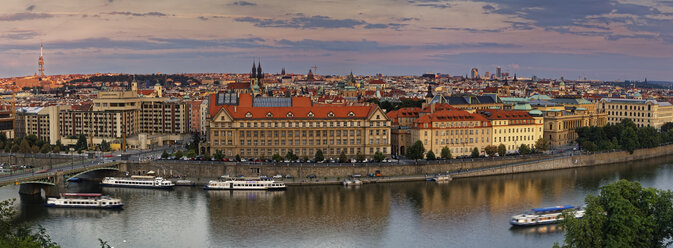 Tschechische Republik, Prag, Stadtbild und Cechuv most-Brücke, Moldau (Vltava) - GFF000719