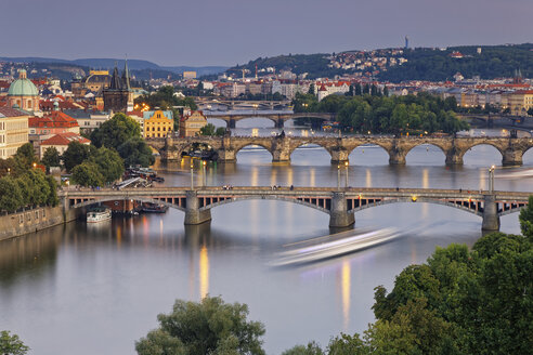 Tschechische Republik, Prag, Altstadt mit Brücken, Karlsbrücke und Altstädter Brückenturm am Abend - GFF000720