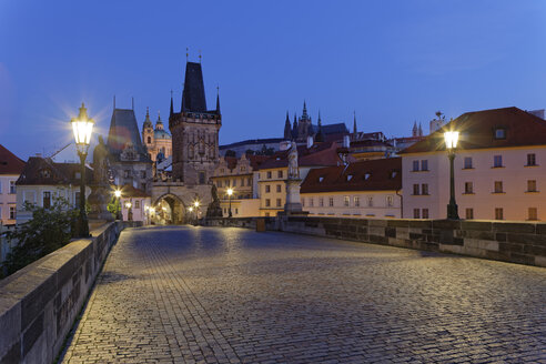 Tschechische Republik, Prag, Altstadt, Karlsbrücke und Altstädter Brückenturm am Abend - GFF000722