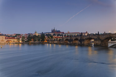 Tschechische Republik, Prag, Altstadt, Karlsbrücke, Prager Burg und Veitsdom, Vlatva Fluss am Abend - GFF000723