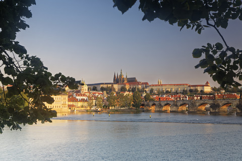 Tschechische Republik, Prag, Altstadt, Karlsbrücke, Prager Burg und St. Veitsdom, lizenzfreies Stockfoto