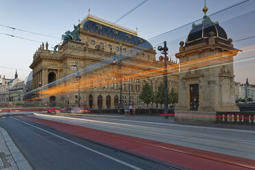 Tschechische Republik, Prag, Nationaltheater am Abend, Lichtweg - GFF000729