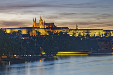 Czech Republic, Prague, Prague Castle and St. Vitus Cathedral, Vlatva river in the evening - GFF000730