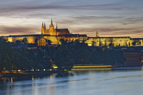 Tschechische Republik, Prag, Prager Burg und Veitsdom, Fluss Vlatva am Abend - GFF000730