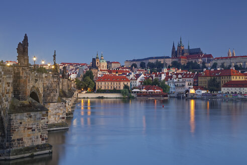 Tschechische Republik, Prag, Altstadt, Karlsbrücke, Prager Burg und St. Veitsdom am Abend - GFF000731