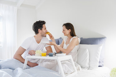 Ehepaar im Bett mit Frühstückstablett - DIGF000944