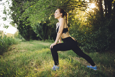 Italien, Toskana, Sportlerin beim Stretching - GIOF001442