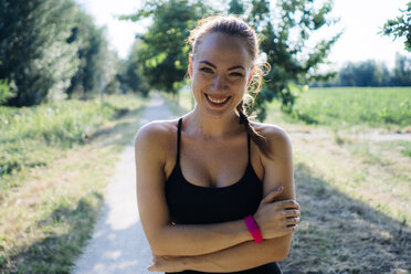 Italy, Tuscany, sportswoman smiling - GIOF001454