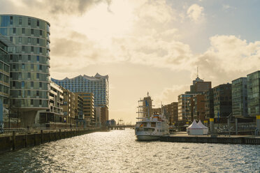 Deutschland, Hamburg, Hafencity, Hafen, moderne Gebäude, Elbphilharmonie im Hintergrund - TAM000539