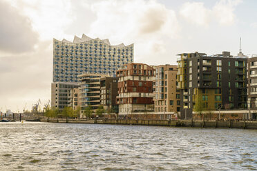 Deutschland, Hamburg, Hafencity, moderne Gebäude, Elbphilharmonie im Hintergrund - TAMF000541