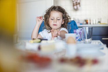 Mädchen sitzt am Frühstückstisch - DIGF000954