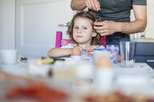 Vater frisiert die Tochter am Frühstückstisch - DIGF000955
