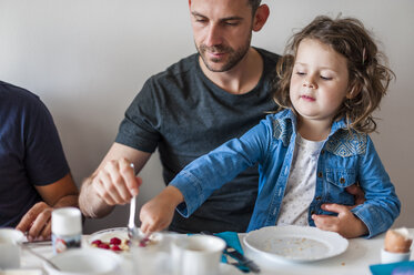 Vater und Tochter beim gemeinsamen Frühstück - DIGF000957