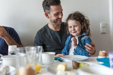 Vater und Tochter beim gemeinsamen Frühstück - DIGF000960