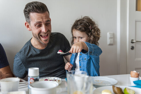 Vater und Tochter beim gemeinsamen Frühstück - DIGF000961