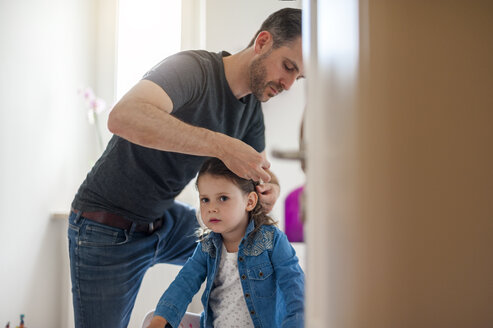 Vater frisiert die Tochter - DIGF000965