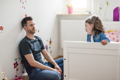 Vater mit Tochter im Kinderzimmer - DIGF000967