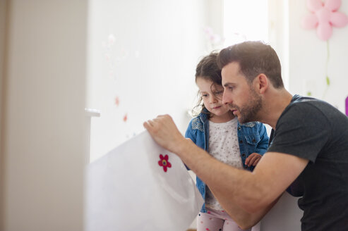 Vater mit Tochter dekoriert Wand im Kinderzimmer - DIGF000969