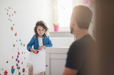 Mädchen mit Vater dekoriert Wand im Kinderzimmer - DIGF000971