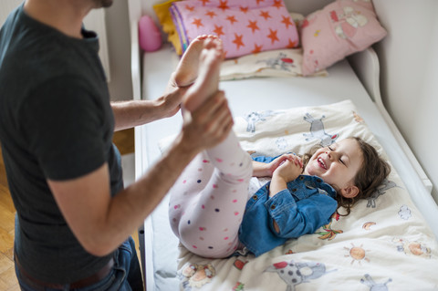 Vater spielt mit Tochter im Kinderzimmer, lizenzfreies Stockfoto